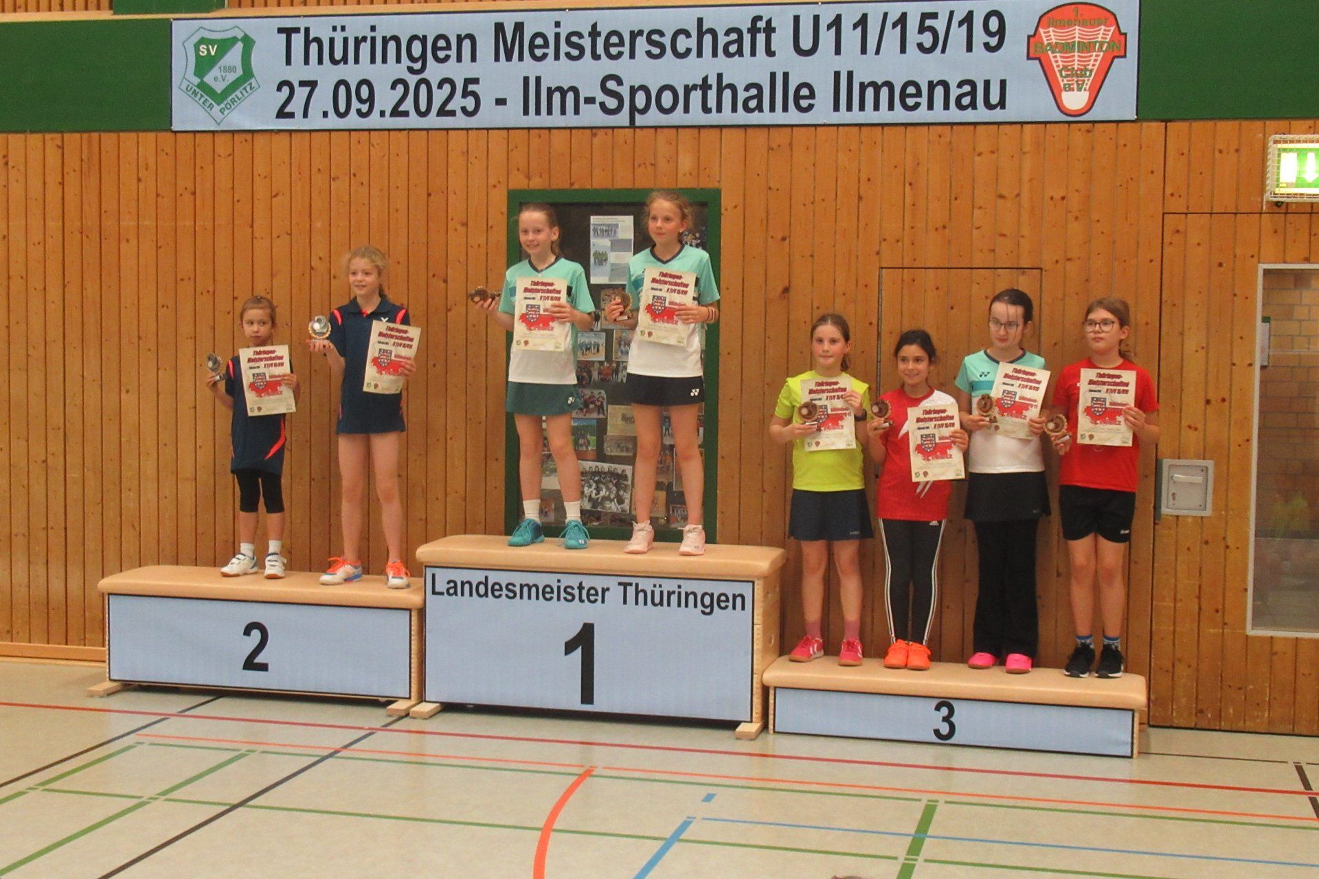 Anna Rischawy (4. von rechts) holte Bronze im Doppel U.11