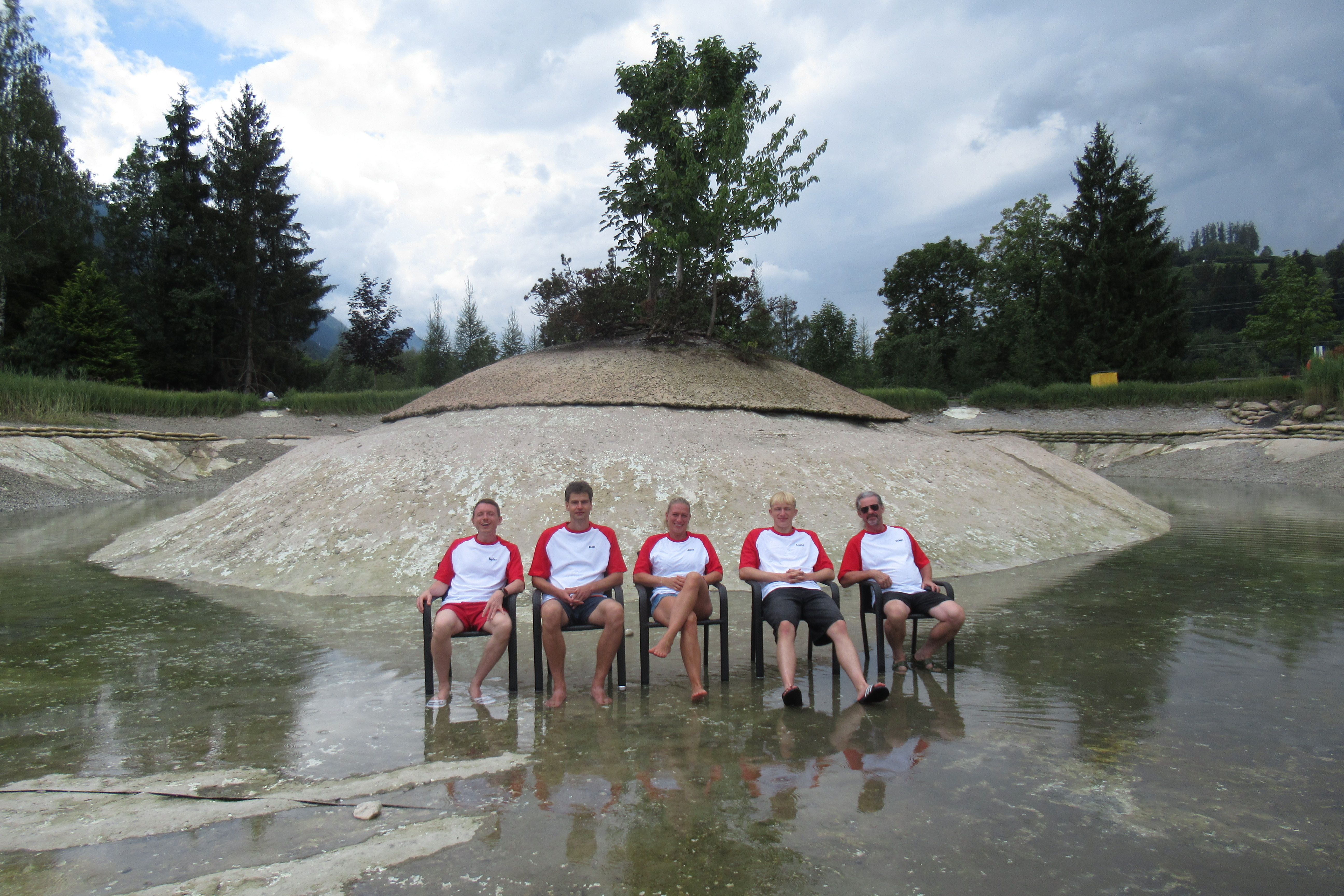 Betreuerteamfoto im leeren See